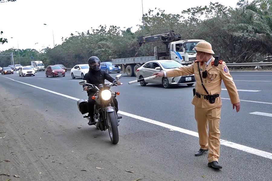 Surprised by the number of motorbikes entering Thang Long Boulevard