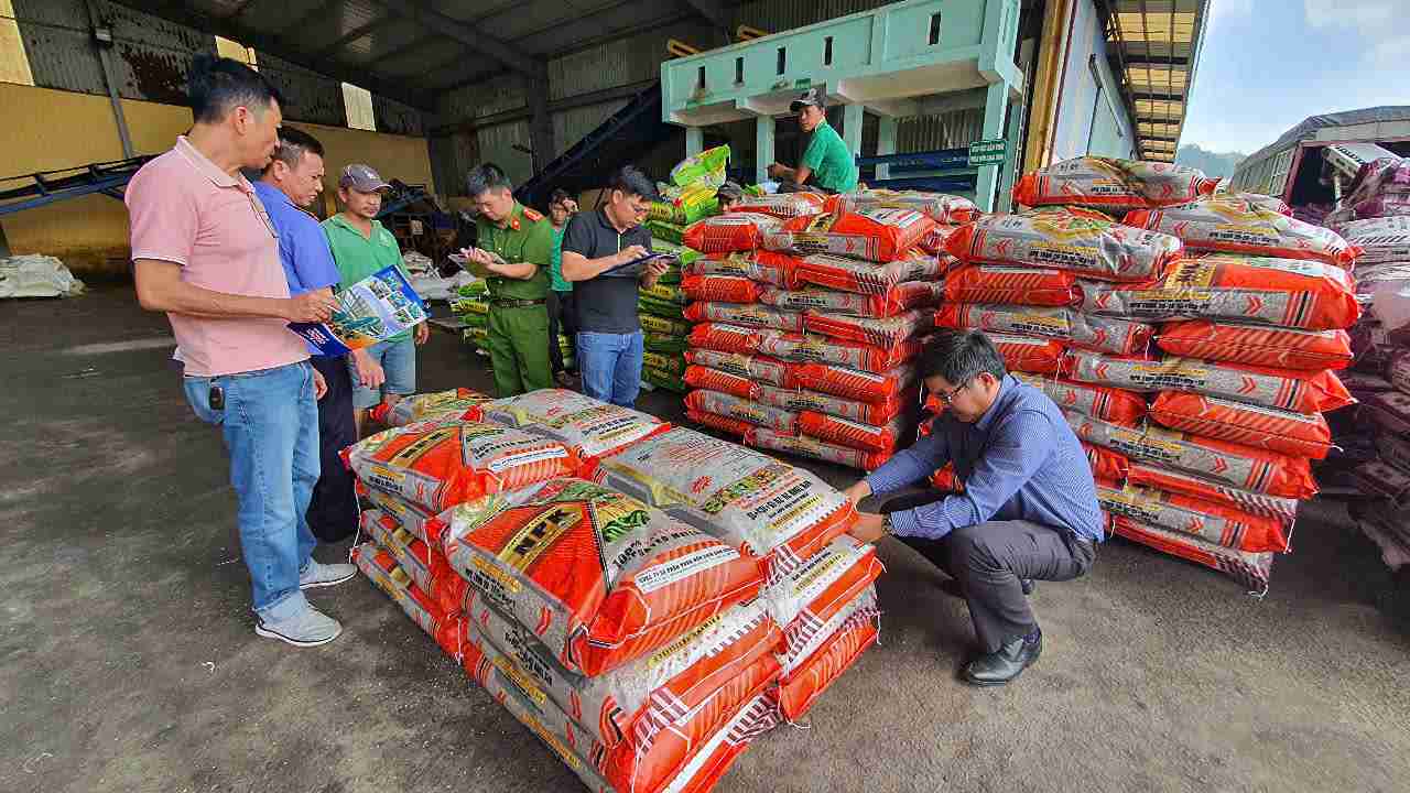 Số lượng phân bón giả được đóng bao bì bị lực lượng chức năng phát hiện, xử lý. Ảnh: Công an cung cấp