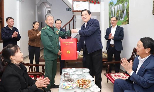 Trưởng Ban Nội chính Trung ương Phan Đình Trạc tặng quà Tết tại Hà Giang. Ảnh: Văn Nghị
