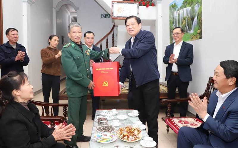 Head of the Central Internal Affairs Commission Phan Dinh Trac presents Tet gifts in Ha Giang. Photo: Van Nghi