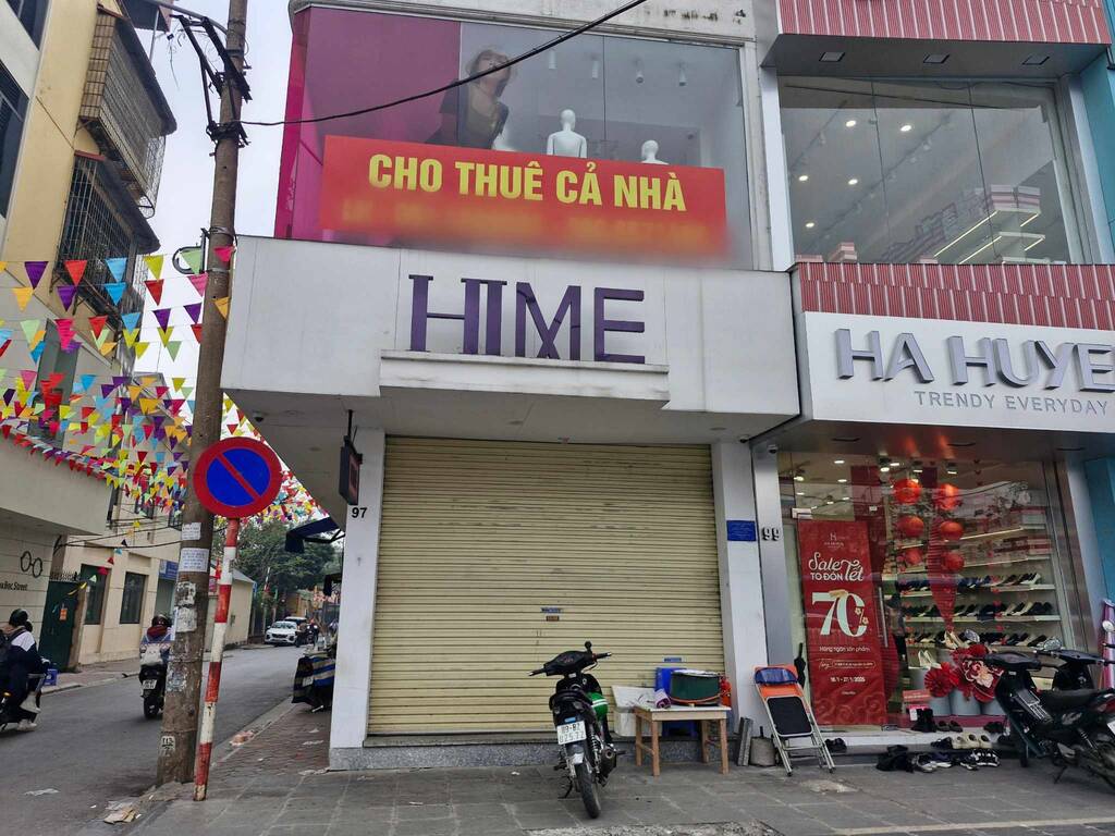 Nhieu mat bang kinh doanh tren tuyen pho Chua Boc (quan Dong Da, Ha Noi) treo bien tim khach thue dip can Tet. Anh: Thu Giang