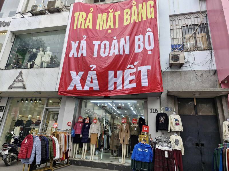 Many brands are selling off their inventory and returning business premises on Chua Boc Street (Dong Da District, Hanoi) near Tet. Photo: Thu Giang
