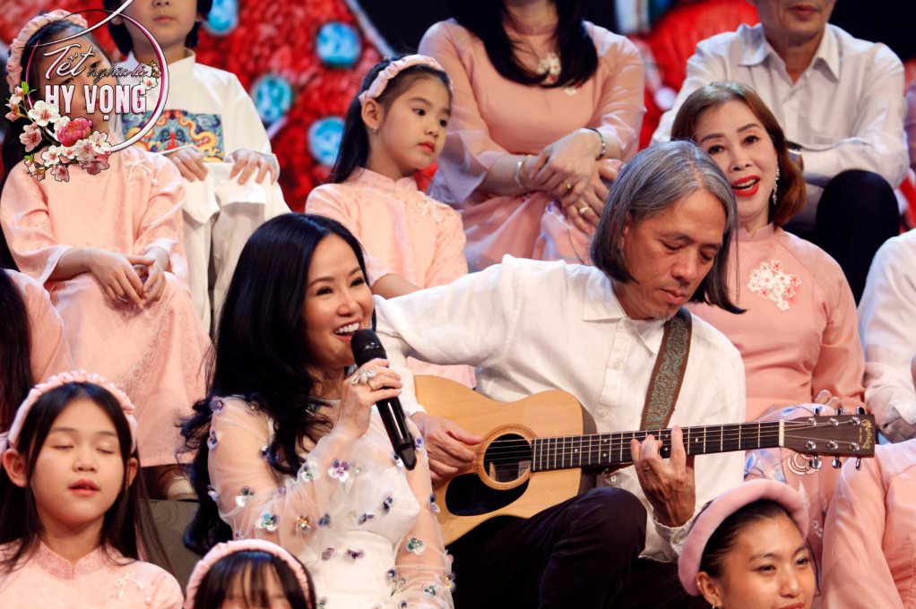 Diva Hong Nhung performs at the show "Tet means hope". Photo: VTV