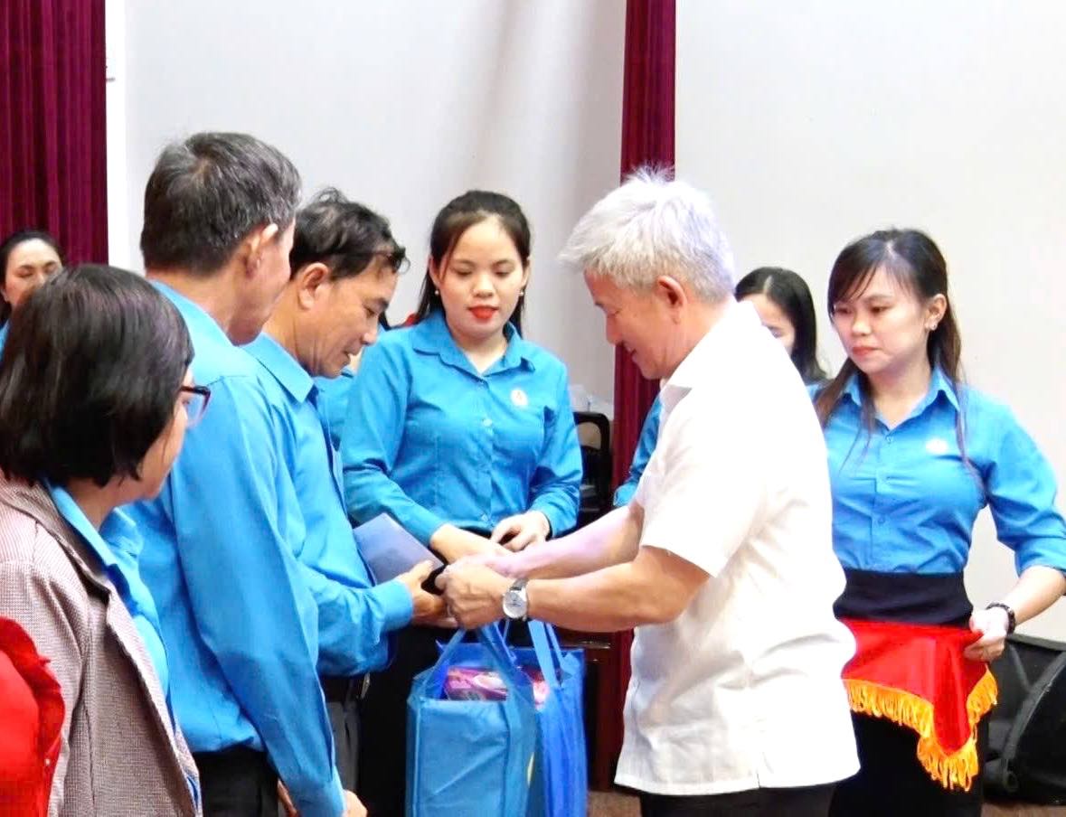 Mr. Le Kim Bang - Secretary of Xuan Loc district presented Tet gifts to union members and workers in difficult circumstances on the occasion of Lunar New Year 2025. Photo: Xuan Loc district Trade Union