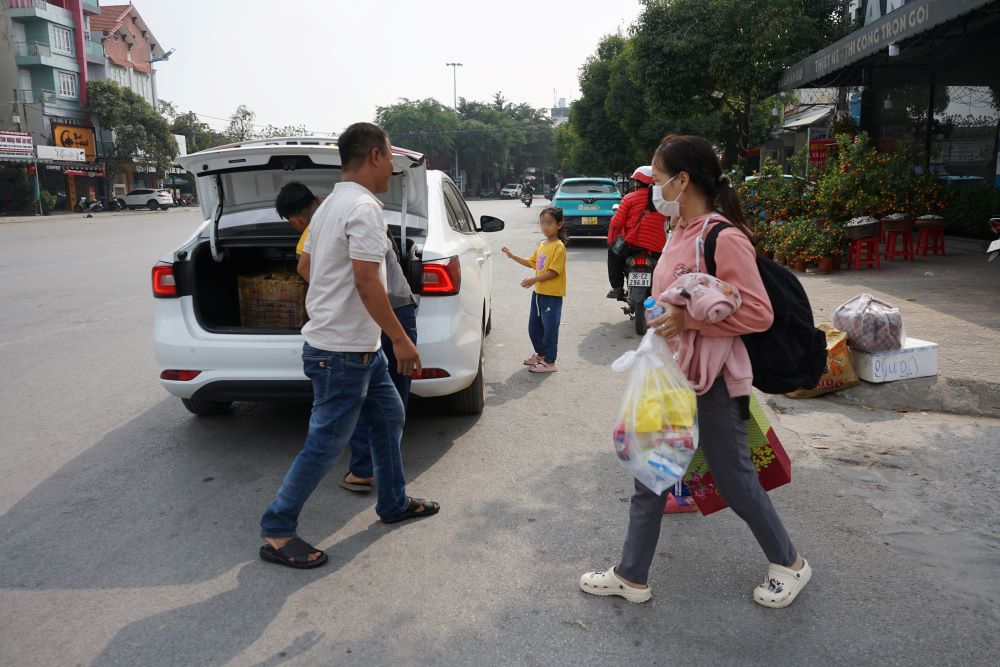  “Chung toi duoc mien phi ve di ve, duoc Tong LDLD Viet Nam tang qua Tet, duoc Cong doan Khu Kinh te li xi. That su khong biet noi gi hon, cam on cac cap Cong doan da ho tro, de gia dinh chung toi duoc ve que don mot cai Tet doan vien” - chi Dao chia se. Anh: Quach Du