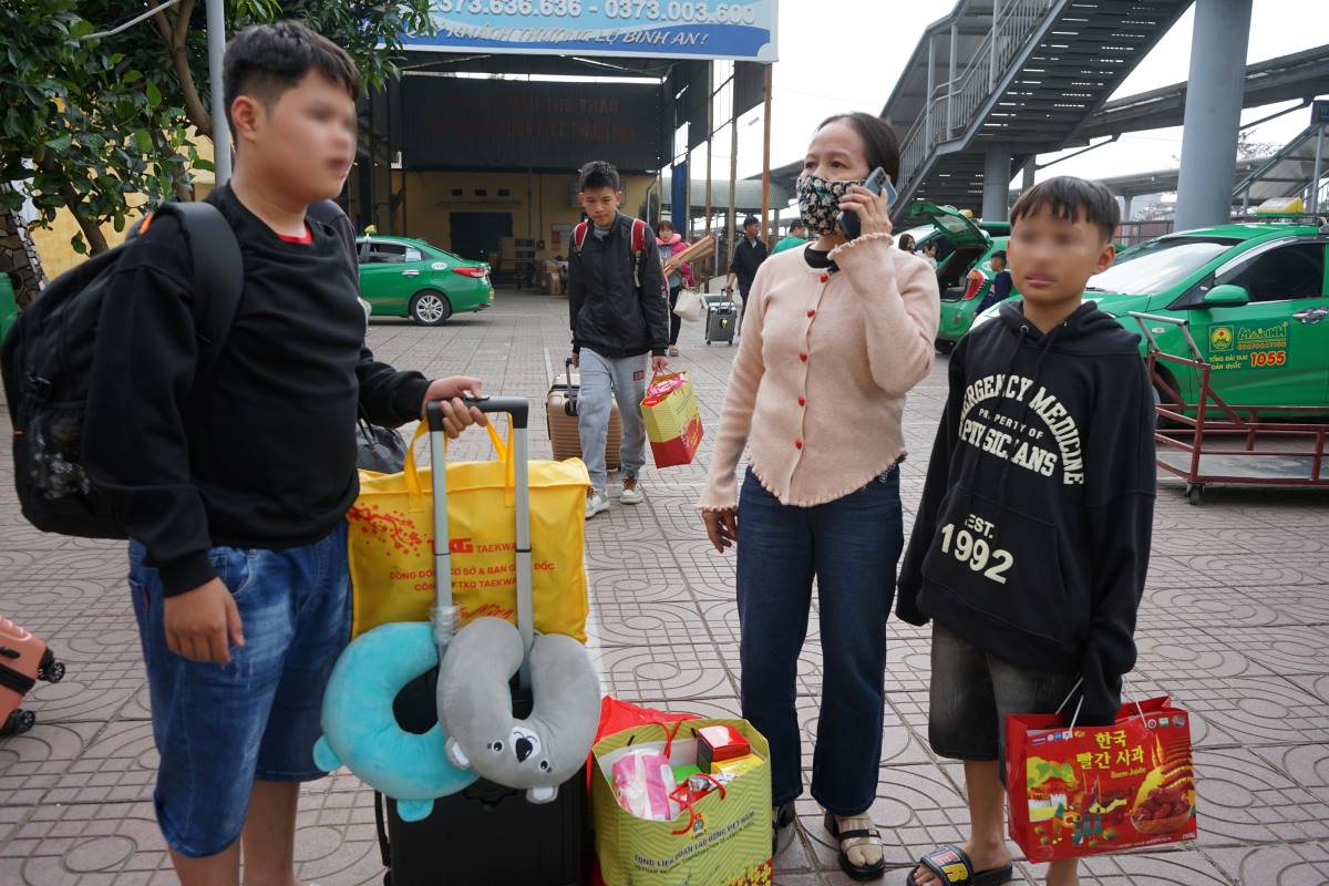 Chung tam trang, chi Do Thi Phu (cong nhan Cong ty Co phan Tae Kwang Vina, o TP Bien Hoa, tinh Dong Nai) cho biet, que o xa Xuan Hoa, huyen Tho Xuan, tinh Thanh Hoa, chi vao lam cong nhan tai tinh Dong Nai nhieu nam nay. “Den nay la nam thu 5 toi chua duoc ve don Tet cung gia dinh. Nam nay, do chong ban viec nen ca 3 me con quyet dinh ve ngoai don Tet. Xuong ga tau, toi chi mong that nhanh chan ve voi bo me, nho qua roi” - chi Phu voi vang chia se. Anh: Quach Du