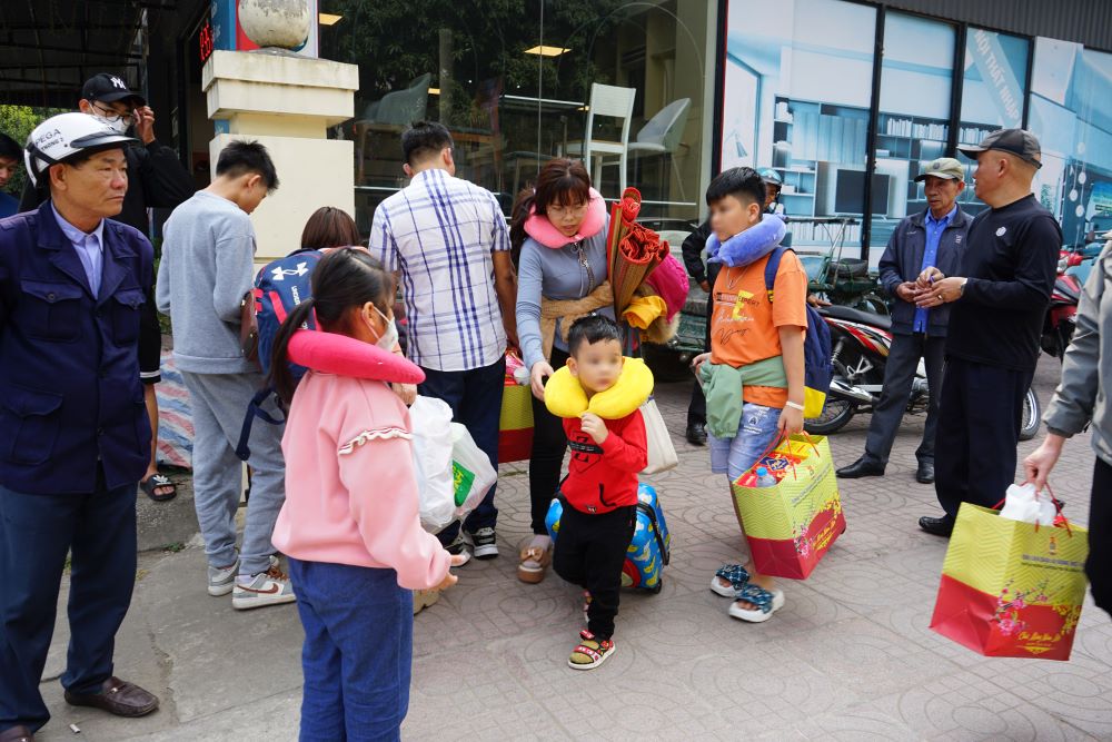 Cac gia dinh doan vien hoi ha xuong ga Thanh Hoa de ra nhung chiec xe cho san, nhanh chong tro ve ben gia dinh de chuan bi don Tet. Anh: Quach Du