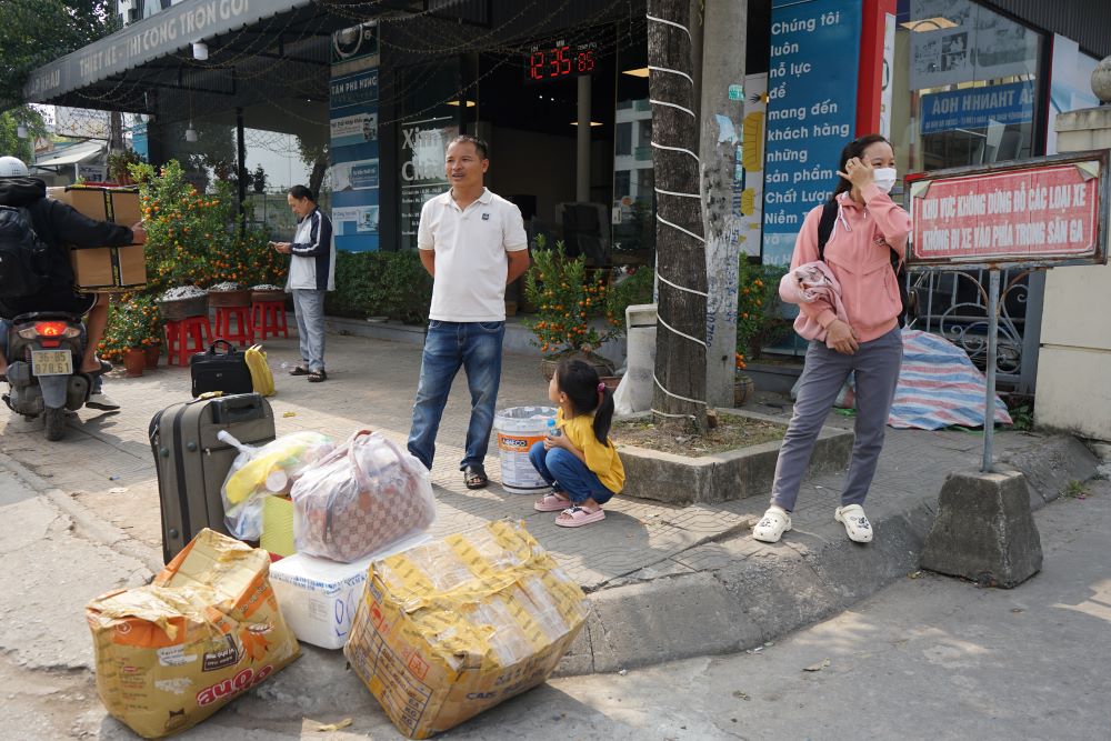 Tuong tu, gia dinh chi Nguyen Thi Dao (cong nhan lam viec tai TP Bien Hoa, tinh Dong Nai) cho biet, nam nay, duoc su quan tam cua cac cap Cong doan ho tro tien ve tau (ca di lan ve), gia dinh chi da quyet dinh ve que don Tet. Anh: Quach Du