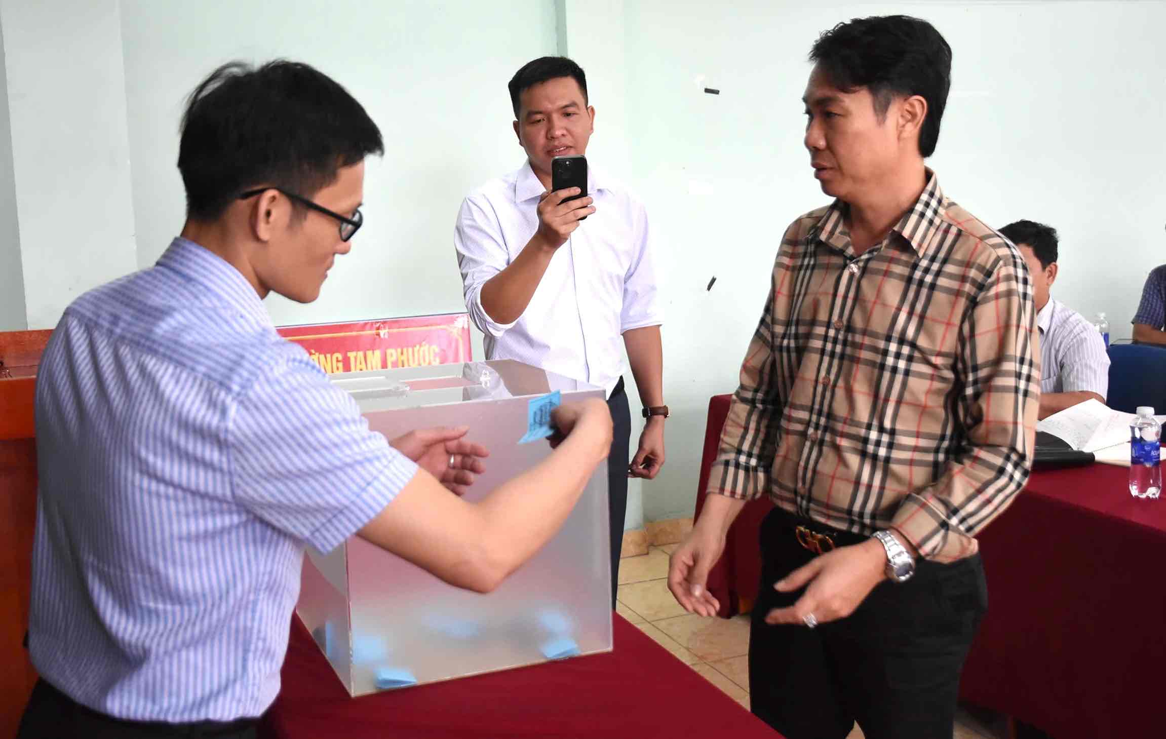 The first households to draw lots for resettlement in the Bien Hoa - Vung Tau expressway project. Photo: HAC