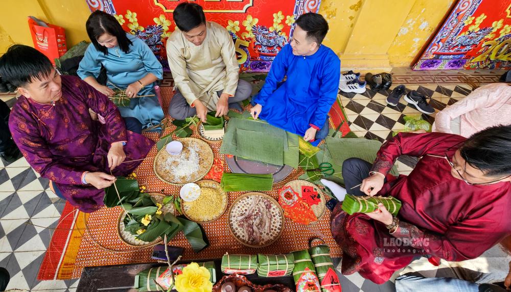 Trong luc cac doi dang hoa minh vao khong khi goi banh chung, banh tet, cac tro choi cung dinh va dan gian do Bao tang Co vat Cung dinh Hue to chuc, dac biet la hai tro choi xam huong va bai vu, da nhan duoc su quan tam lon tu du khach.