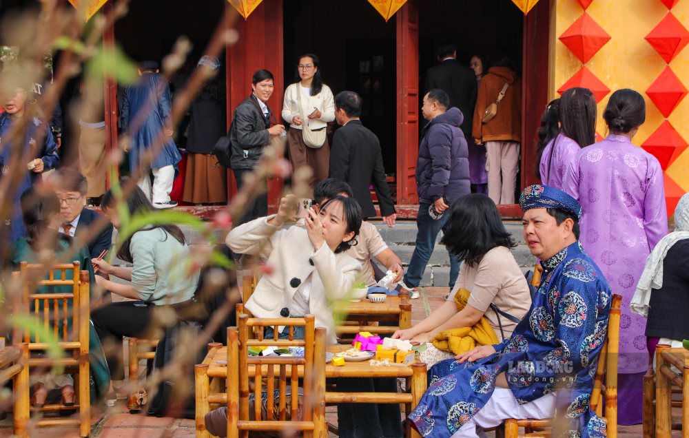 Tai khong gian co kinh cua Cung Truong Sanh, du khach da co dip thuong thuc ca nhac, tham gia cac tro choi va dac biet la thuong thuc nhung mon an dac san Hue.