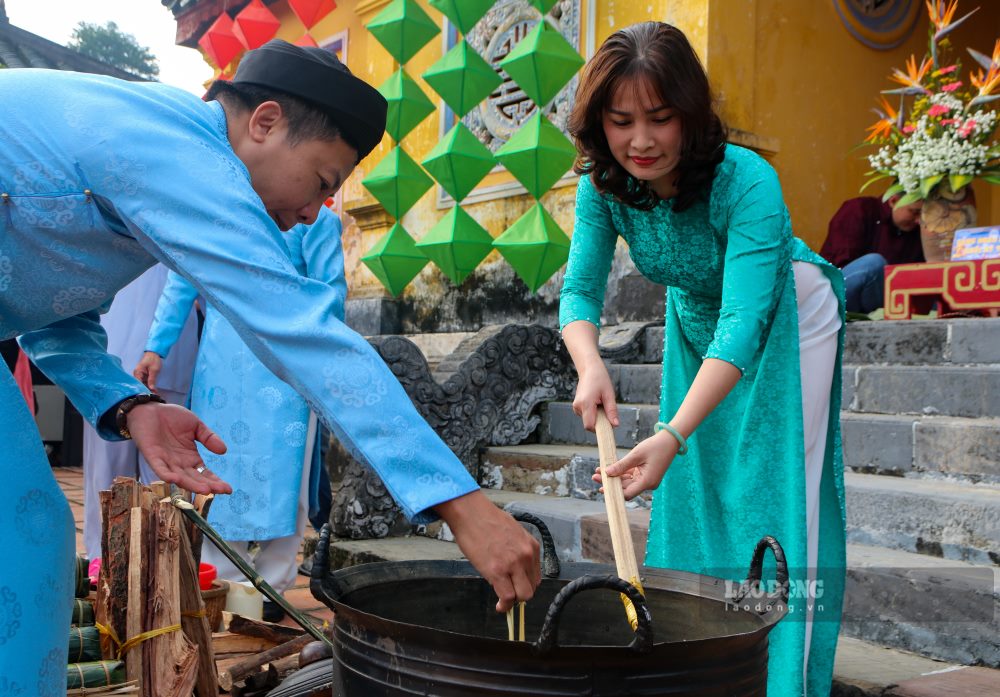 Du khach trai nghiem nau banh chung, banh tet ben trong Hoang thanh Hue. 