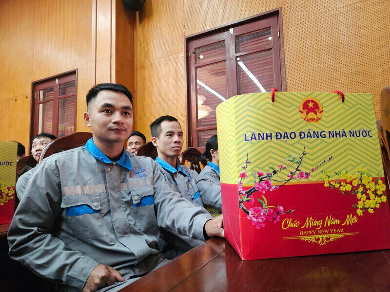 Anh Duc cham chu lang nghe loi chuc cua dong chi lanh dao lien doan lao dong tinh Hung Yen. Anh: Minh Anh