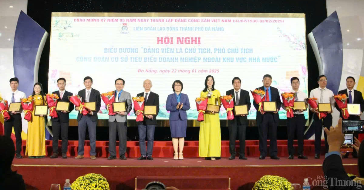 The Da Nang City Labor Federation commended and rewarded 35 Party members who are chairmen and vice chairmen of grassroots trade unions. Photo: Tuong Minh