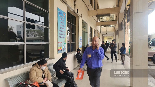 Lượng khách vào các bến xe của Hà Nội để về quê ăn Tết như ngày bình thường. Ảnh: Minh Hạnh chụp 12 giờ ngày 22.1