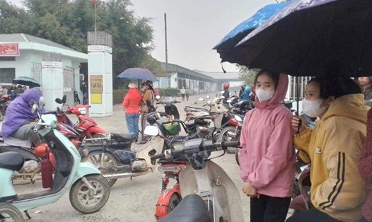 Công nhân Công ty TNHH May Vạn Hà ngừng việc sáng 22.1. Ảnh: Thanh Duyên