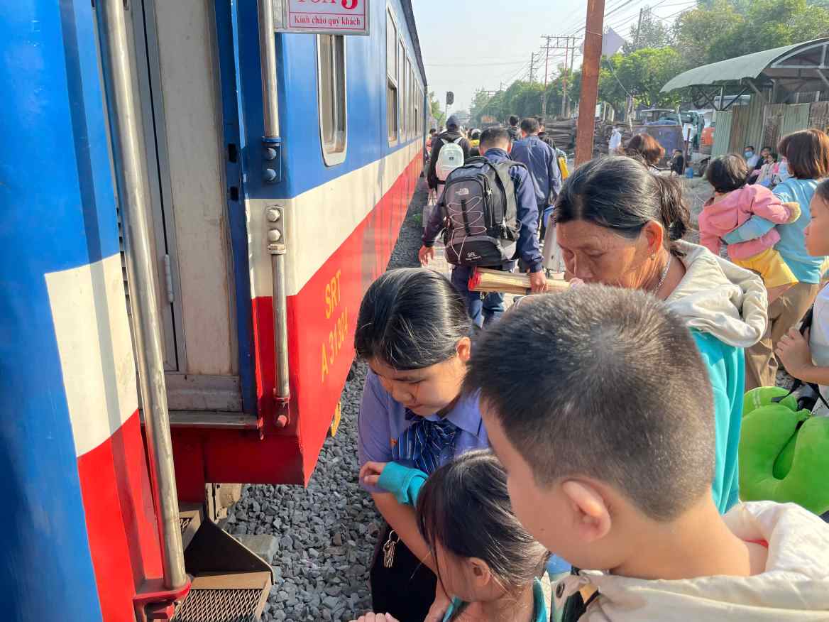 This year, trade unions at all levels donated 1,450 train tickets to bring workers in Binh Duong home to celebrate Tet with their families. Photo: Dinh Trong