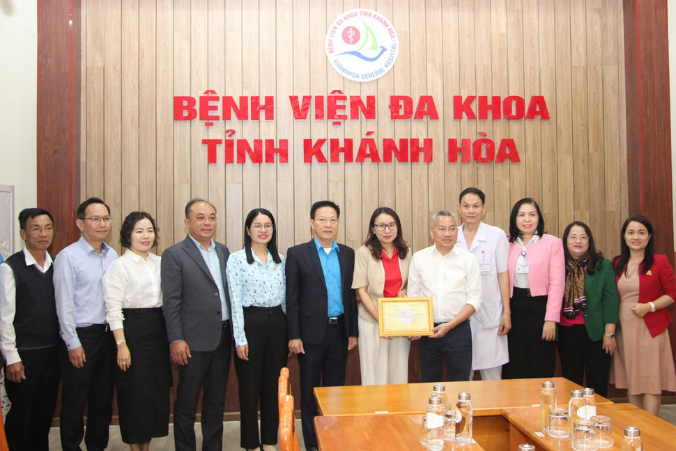 Lanh dao Benh vien Da khoa tinh Khanh Hoa trao bang tri an cac manh thuong quan. Anh: Huu Long