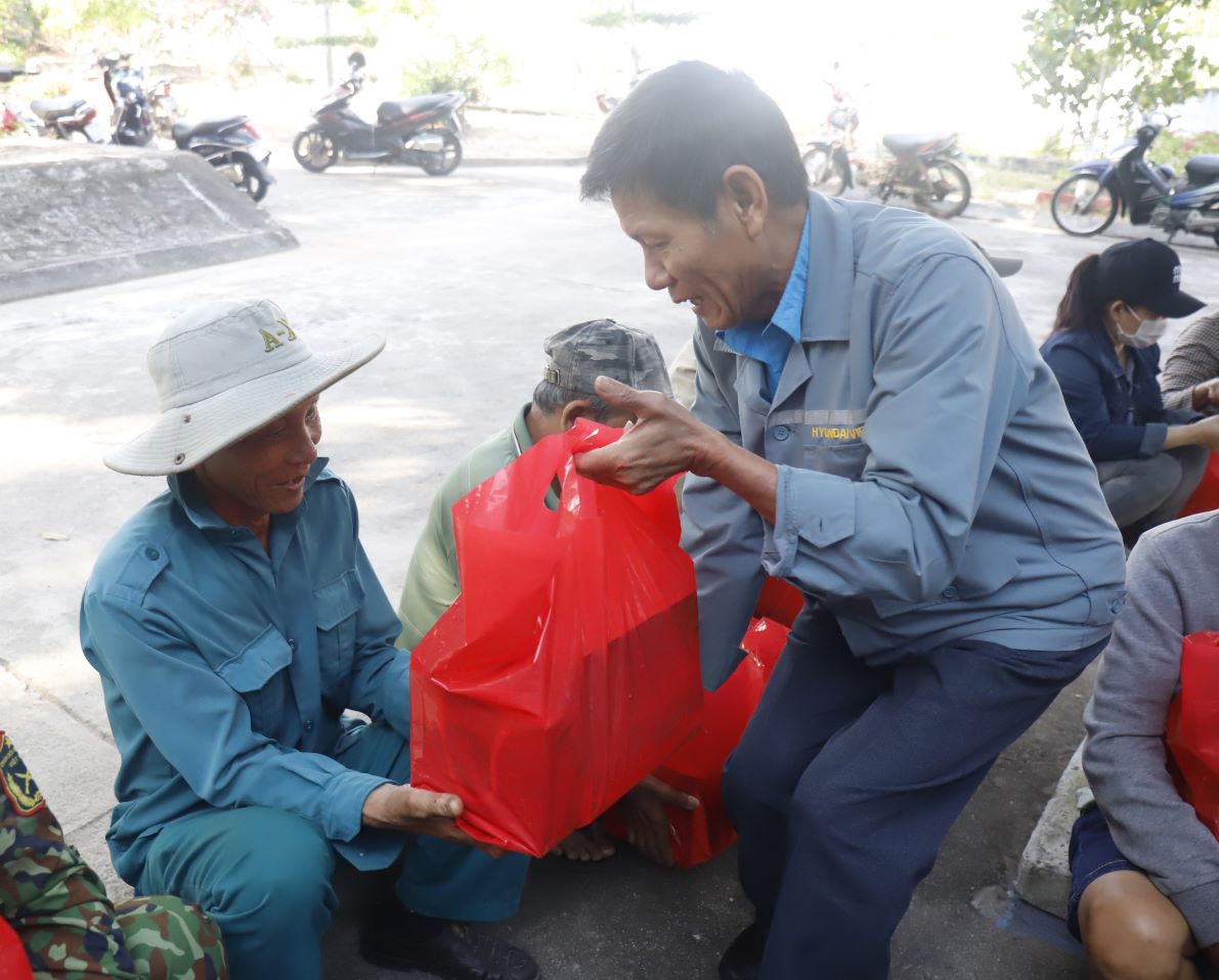 Nhung phan qua Tet tu tam long vang duoc trao cho cac benh nhan phong tai Benh vien Da lieu Khanh Hoa. Anh: Huu Long