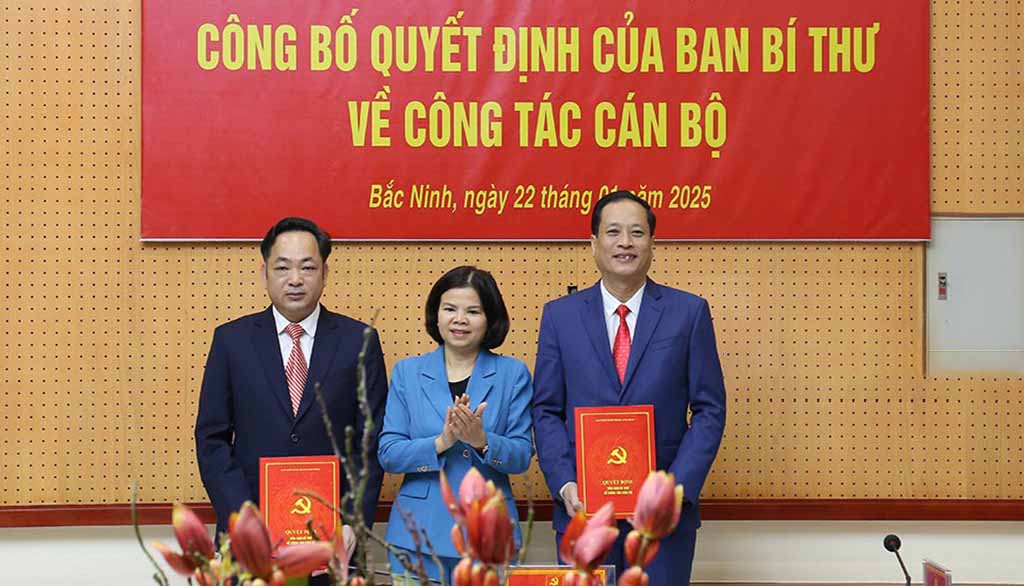 Standing Deputy Secretary of the Provincial Party Committee, Chairman of the People's Council of Bac Ninh province presented the decision to two new Vice Chairmen of the Provincial Party Committee's Inspection Committee. Photo: Bac Ninh Newspaper