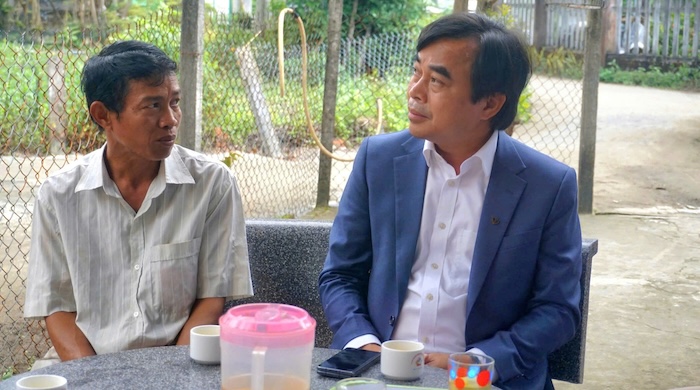 Ông Tô Văn Hùng, Bí thư huyện ủy Hòa Vang (TP Đà Nẵng) đến thăm hỏi, động viên gia đình người giao hàng tử vong nghi do bị đánh. Ảnh: HG