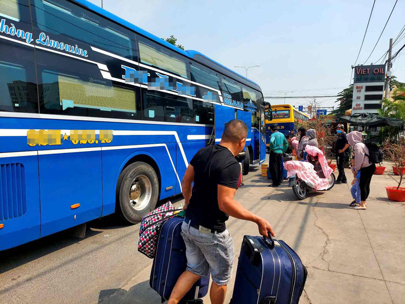 Cars stop to pick up passengers on Do Muoi Street (formerly National Highway 1), near Song Than overpass. Photo: Minh Quan