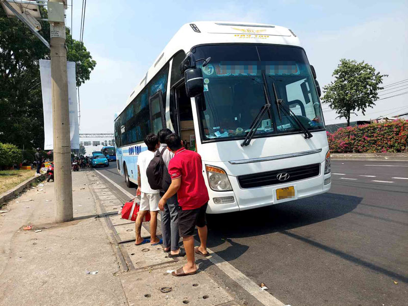 Xe dù đón khách trên đường Đỗ Mười, đoạn gần ngã tư Linh Xuân. Ảnh: Minh Quân