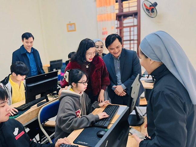 Director of the Department of Education and Training of Ha Tinh Nguyen Thi Nguyet visited students of the "Special Education Class" at the Hong Linh Center for Supporting the Development of Inclusive Education for Children with Disabilities. Photo: La Giang