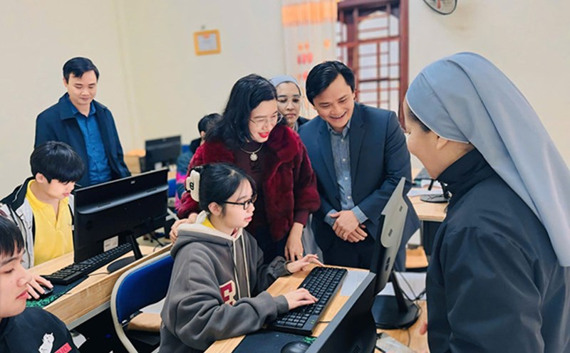 Director of the Department of Education and Training of Ha Tinh Nguyen Thi Nguyet visited students of the "Special Education Class" at the Hong Linh Center for Supporting the Development of Inclusive Education for Children with Disabilities. Photo: La Giang