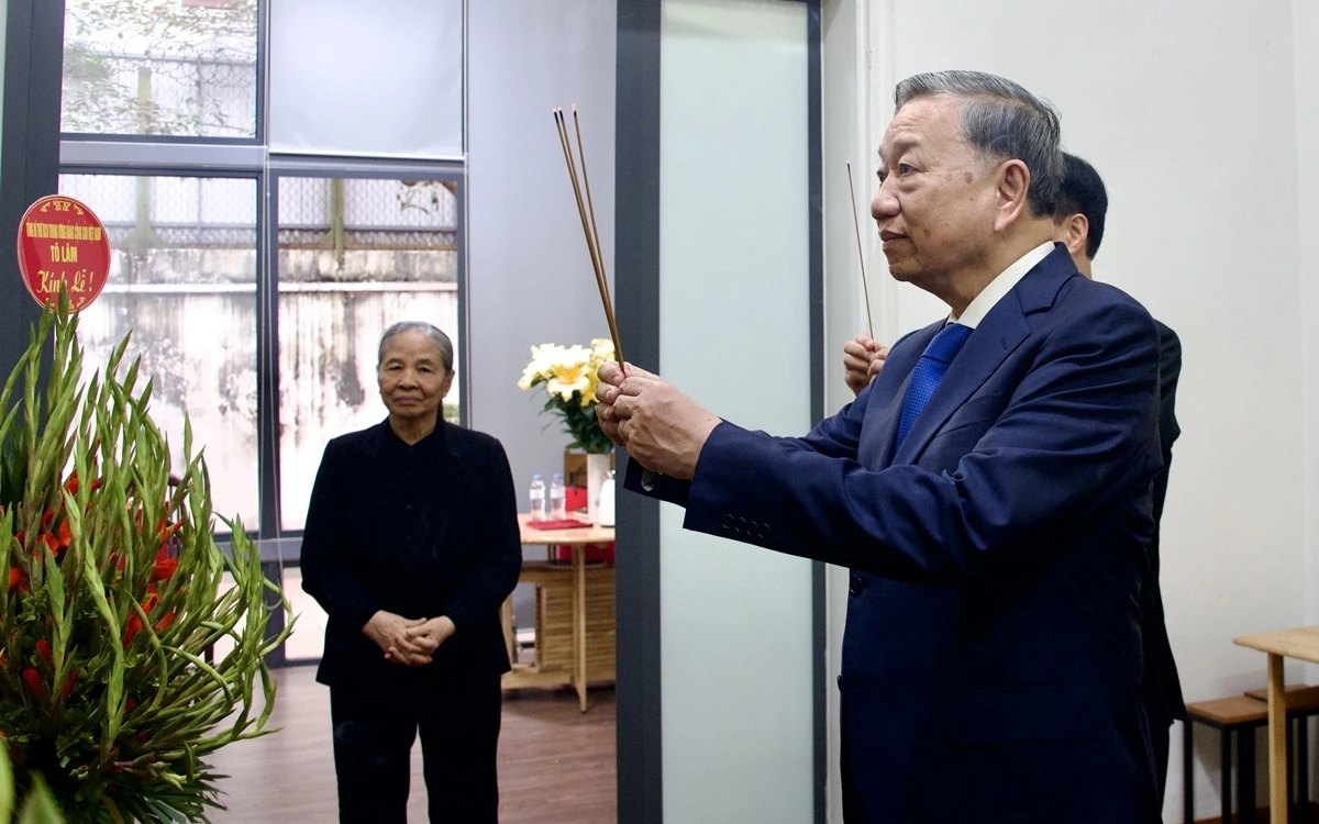 General Secretary To Lam respectfully lights incense in memory of late General Secretary Nguyen Phu Trong. Photo: Van Hieu.
