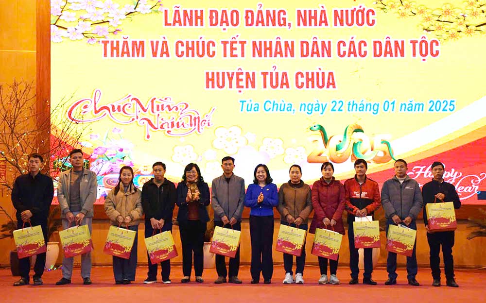 Bai Thai Thu Xuong - Pho Chu tich Thuong truc Tong Lien doan Lao dong Viet Nam trao qua cho can bo, cong nhan, vien chuc nguoi lao dong va cac gia dinh co hoan canh kho khan tren dia ban huyen Tua Chua. 