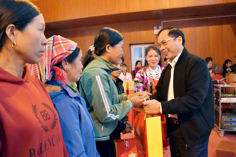 Deputy Prime Minister and Minister of Foreign Affairs Bui Thanh Son visited and extended New Year greetings in Tua Chua district, Dien Bien province. Photo: Thanh Binh