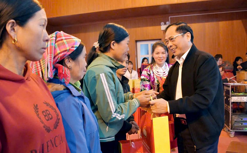 Deputy Prime Minister and Minister of Foreign Affairs Bui Thanh Son visited and extended New Year greetings in Tua Chua district, Dien Bien province. Photo: Thanh Binh