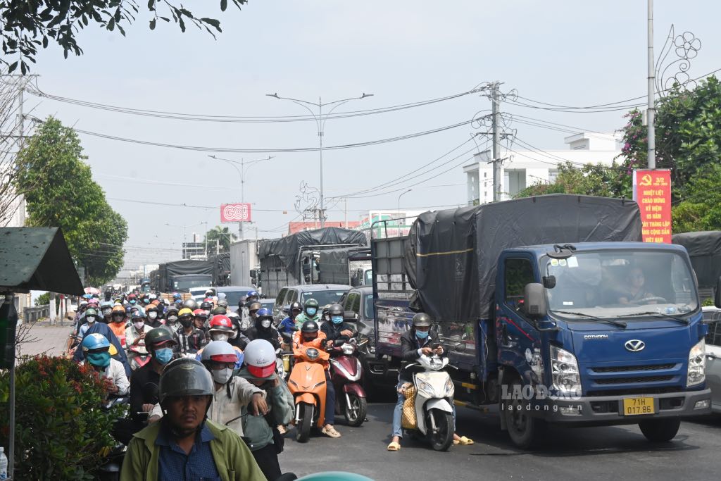 Nguoi dieu khien phuong tien tham gia giao thong chap hanh hieu lenh cua Canh sat giao thong trong viec dieu tiet giao thong tai cau Rach Mieu. Anh: Thanh Nhan