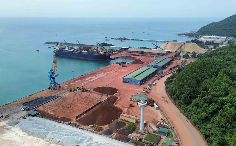 Vung Ang Economic Zone has Vung Ang deep-water port, which is convenient for sea transport activities, which is an advantage to attract large investment projects here. Photo: Tran Tuan