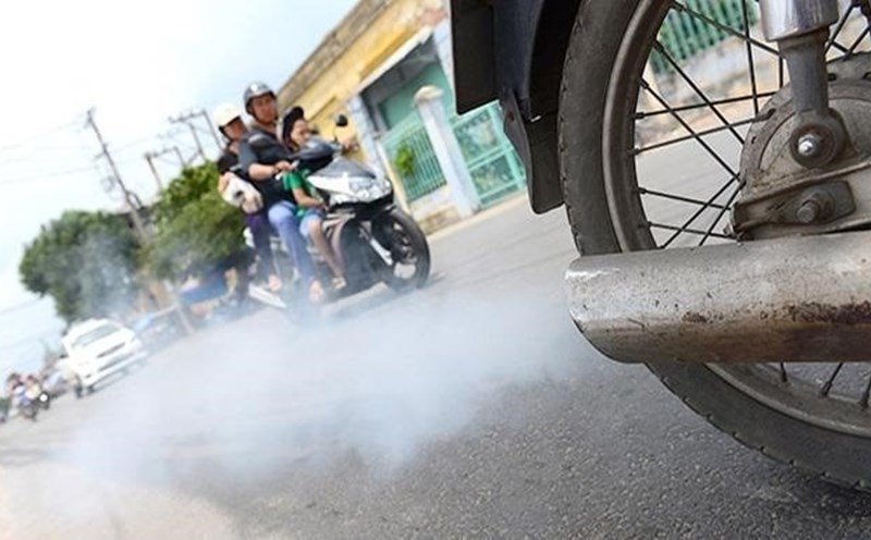 People need to pay attention to motorbike emission inspection. Photo: Xuyen Dong