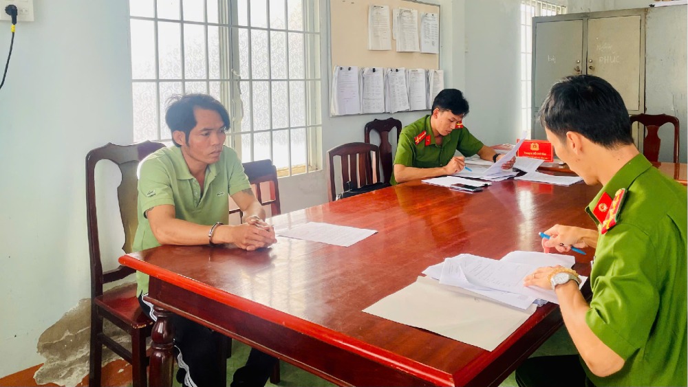 Tâm đã chặn đầu xe tải rồi đập phá xe. Ảnh: Công an cung cấp