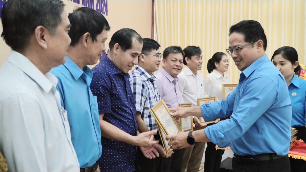 In 2024, the Provincial Civil Servants' Trade Union will develop new members, reaching 160% of the annual target, bringing the total number of current members to 5,363. Photo: Nguyen Anh