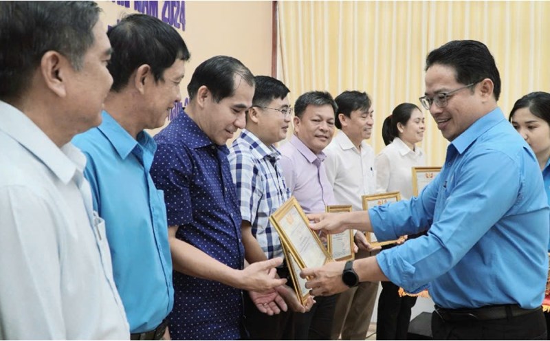 In 2024, the Provincial Civil Servants' Trade Union will develop new members, reaching 160% of the annual target, bringing the total number of current members to 5,363. Photo: Nguyen Anh