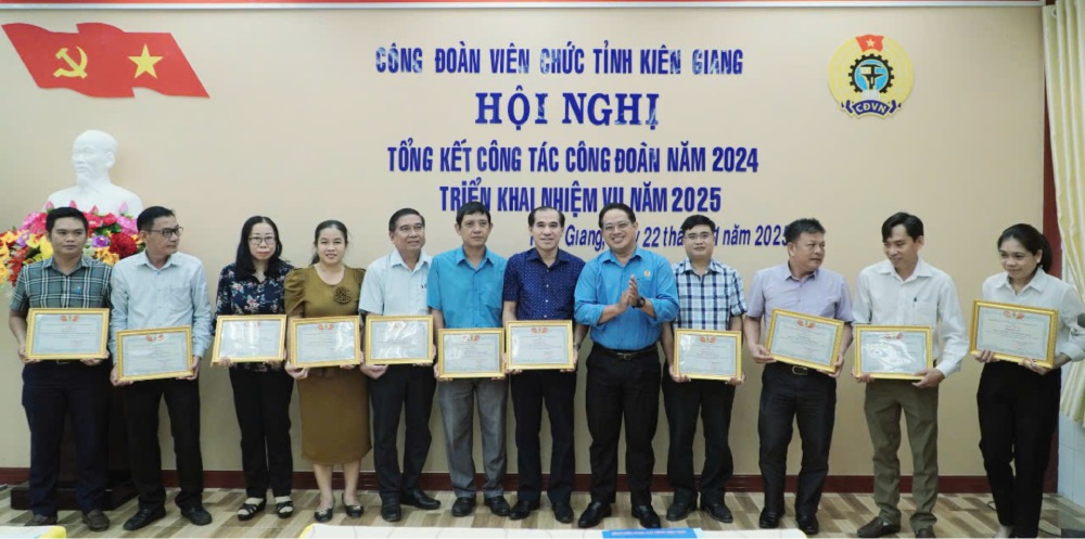 Dip nay CDVC tinh da khen thuong 14 tap the co thanh tich xuat sac trong hoat dong Cong doan nam 2024. Anh: Nguyen Anh