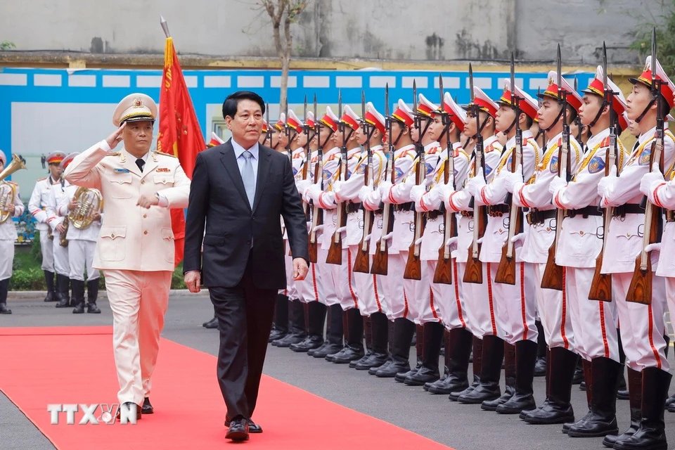 President Luong Cuong inspects the guard of honor. Photo: Lam Khanh/VNA