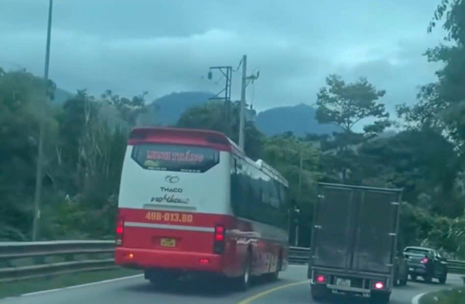 Tài xế xe khách đã có hành vi vượt ẩu. Ảnh: Bảo Lâm