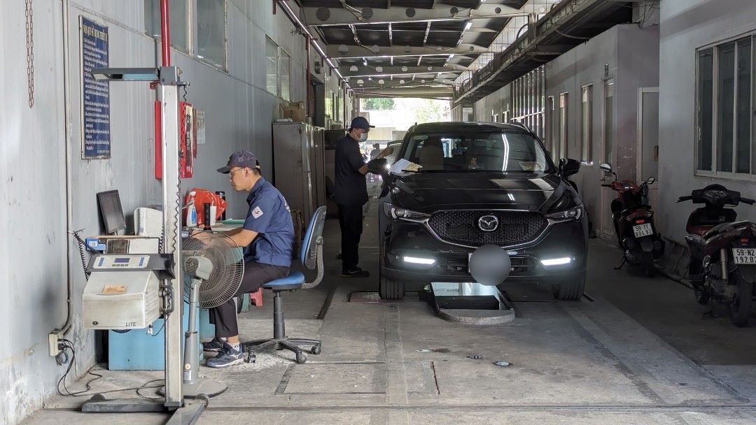 Car inspection at Inspection Center 50-05V (HCMC). Photo: Anh Tu