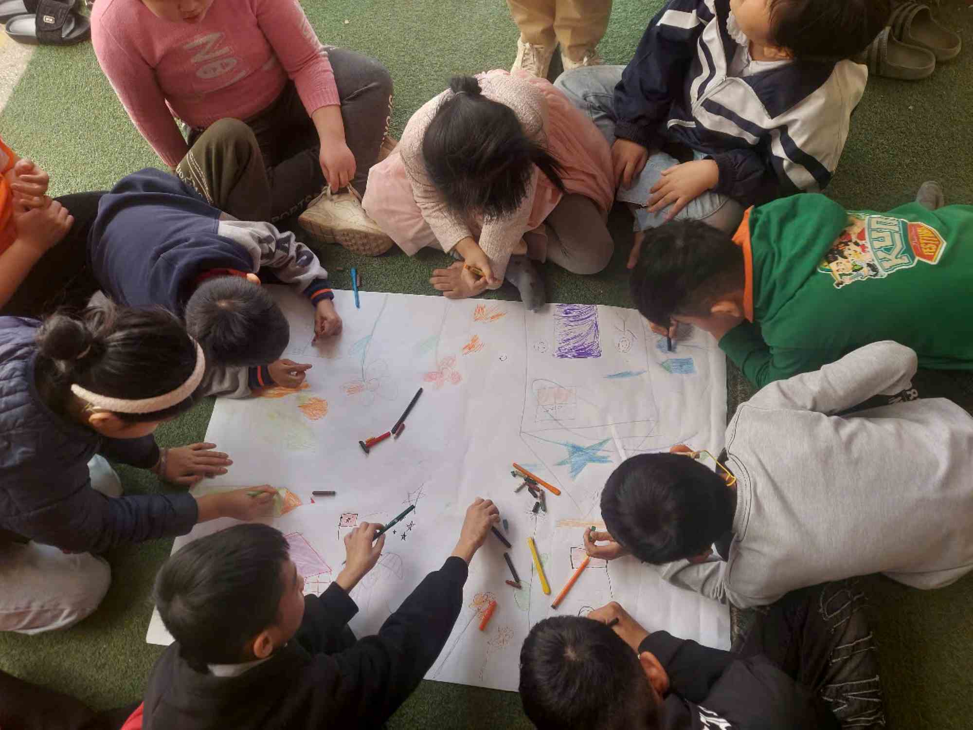 Students of Soc Son School for Disabled Children participate in drawing to celebrate Vietnamese Teachers' Day, November 20. Photo: Provided by the character