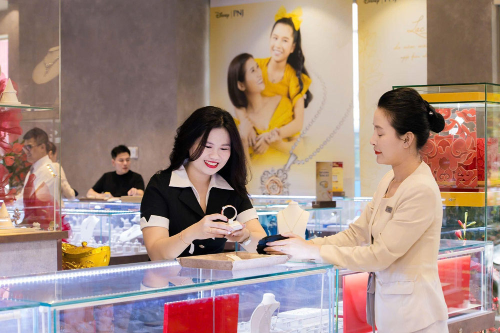 PNJ continuously increases new customers. Photo: Viet Hung