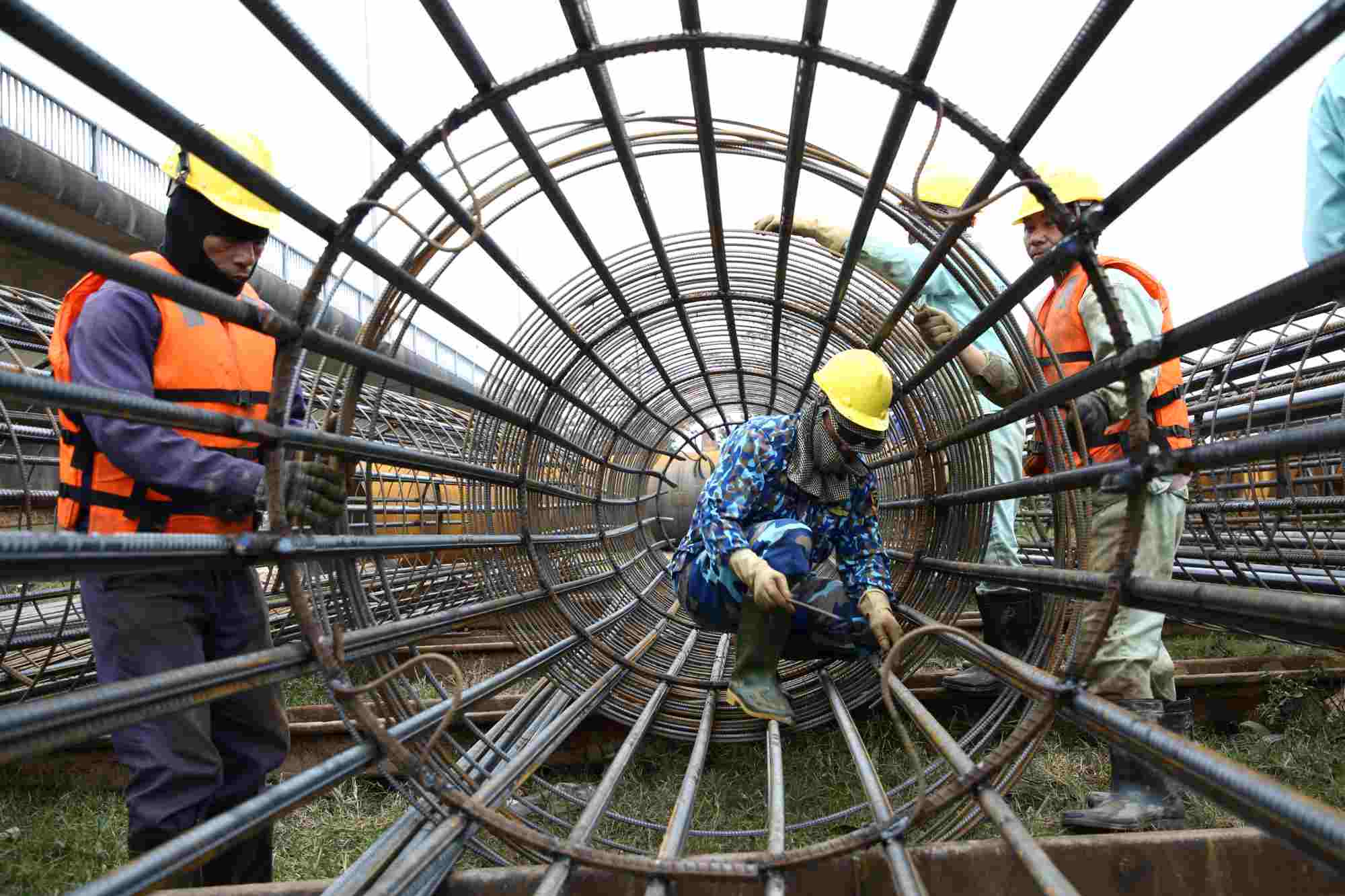 Workers constructing Gianh Bridge. Photo: Cong Sang