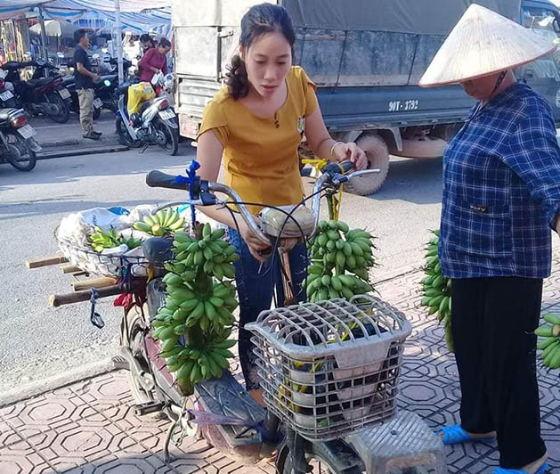 Chi Sen tranh thu giao hang cho khach dip Tet. Anh: Manh Cuong.