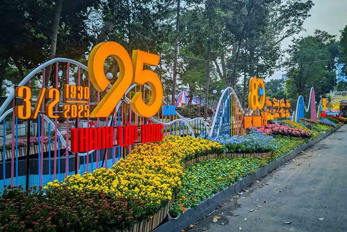 Hoi hoa Xuan TPHCM 2025 duoc thiet ke hai hoa giua sac xuan ruc ro va tinh than dan toc voi hinh tuong sen thanh tao va gia dinh ran trong gio hoa, bieu trung cho doan vien, an khang, thinh vuong.  