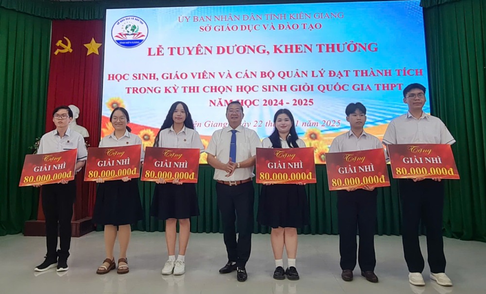 Mr. Tran Quang Bao - Director of Kien Giang Department of Education and Training - awarded national excellent students. Photo: Phuong Vu