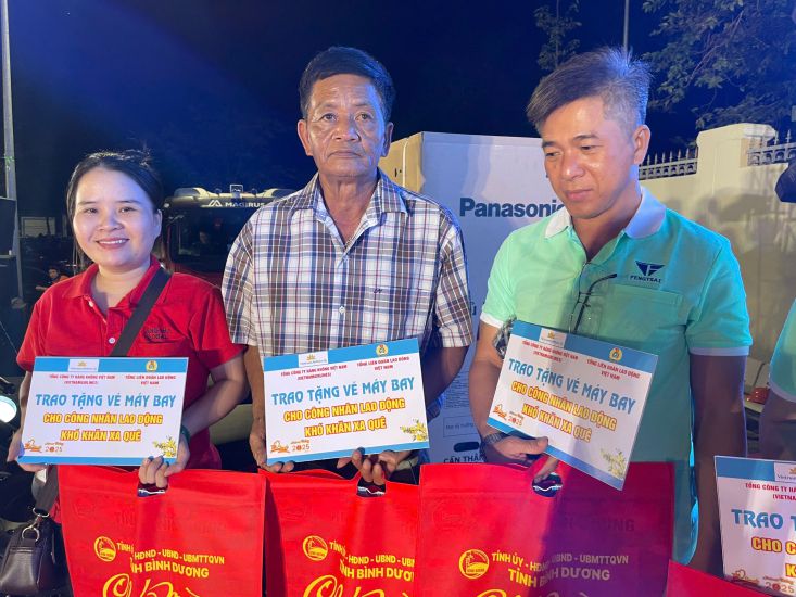 Workers were happy to receive plane tickets to go home for Tet. Photo: Dinh Trong